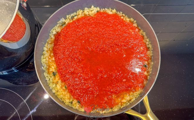 Maak de tomatensaus
