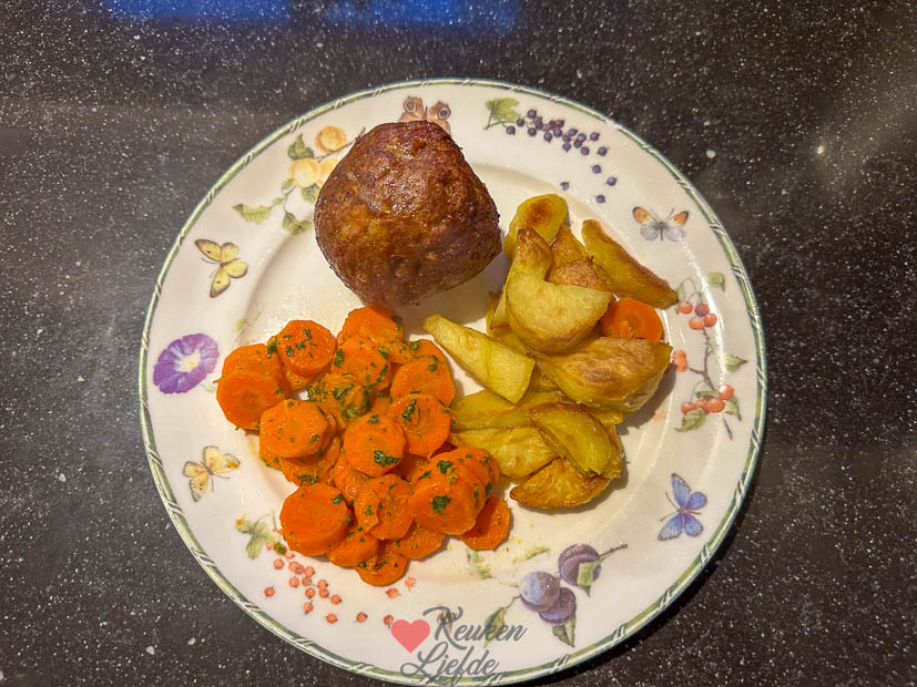 Aardappeltjes uit de oven, gekookte worteltjes en kipgehaktbal