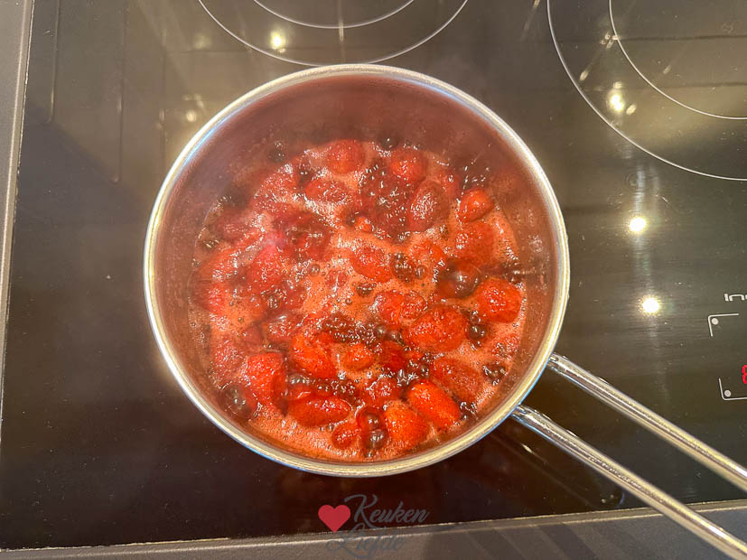 Aardbeien koken voor de aardbeienkwarktaart