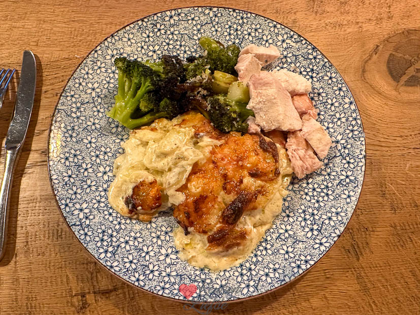 Kiprollade met broccoli en aardappelgratin