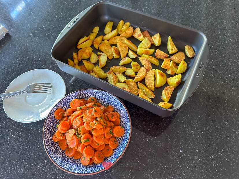 Aardappeltjes uit de oven en gekookte worteltjes