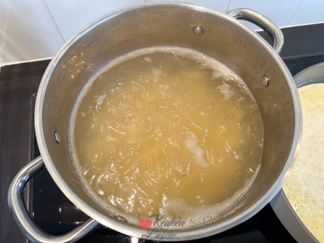 Kook de pasta en broccoli