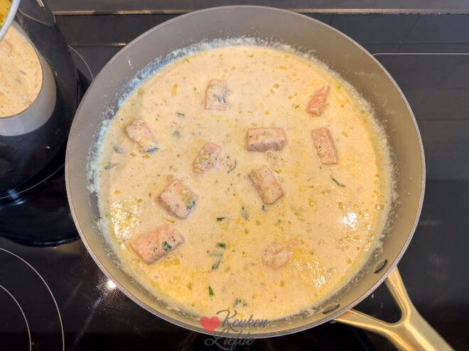 Voeg de zalm toe en laat zachtjes garen