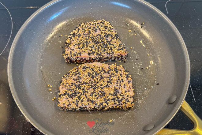 Bak de tonijnsteaks kort aan beide kanten