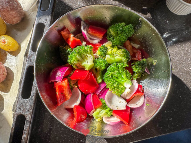 Hussel de groenten om met olijfolie, Italiaanse kruiden en zout
