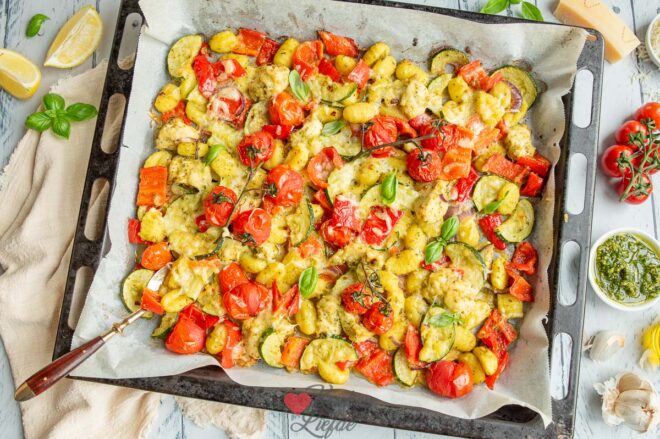 Gnocchi traybake met kip en pesto