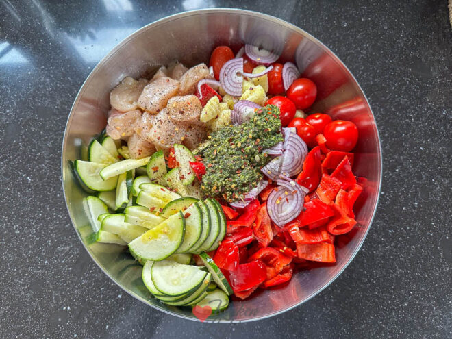 Meng de ingrediënten met pesto
