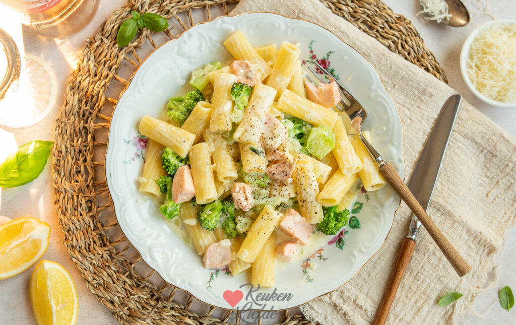 Pasta met zalm en broccoli in citroenroomsaus