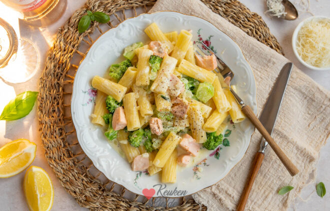 Pasta met zalm en broccoli in citroenroomsaus