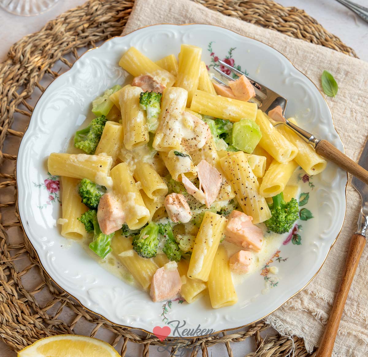 Pasta met zalm en broccoli in citroenroomsaus
