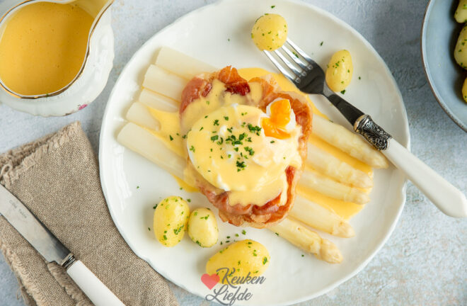 Witte asperges met parmaham, ei en hollandaisesaus