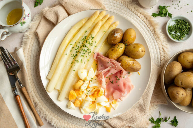 Witte asperges met ham en ei