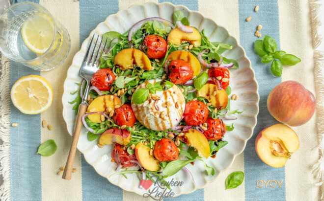 Burrata salade met perzik en gepofte tomaatjes