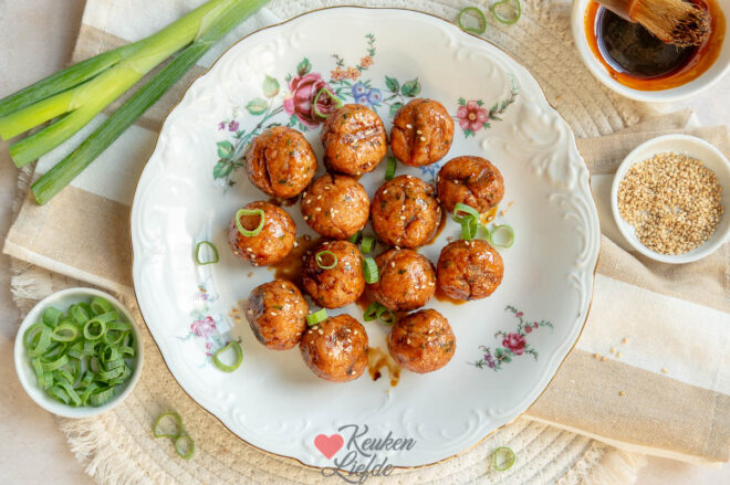 Kipgehaktballetjes in ketjapsaus