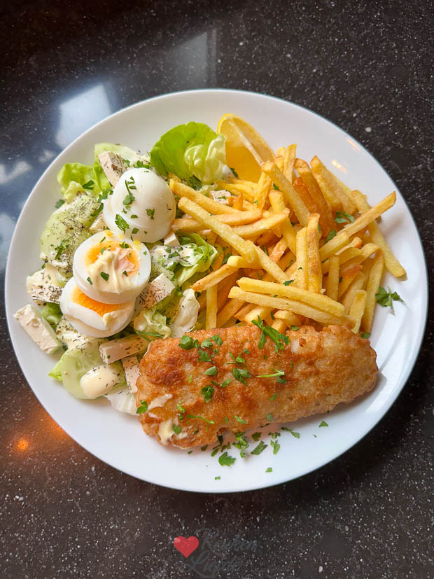 Diepvriesmaaltijd: frietjes, lekkerbekje en salade