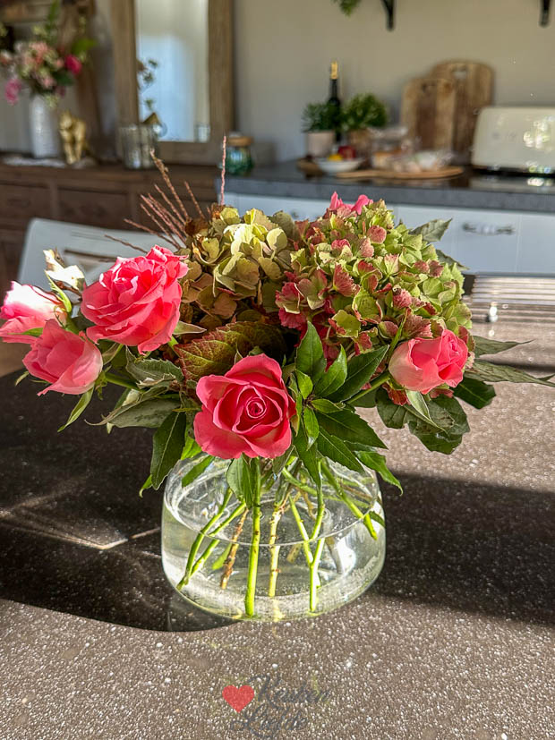 Tuinboeketje met rozen uit de winkel