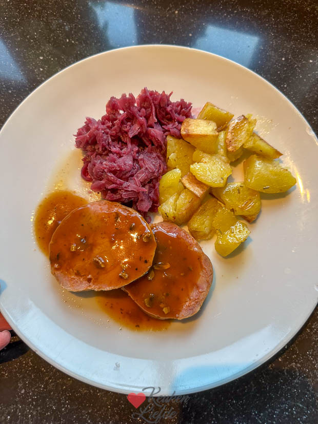 Kalkoenrollade met ovenaardappeltjes en rodekool