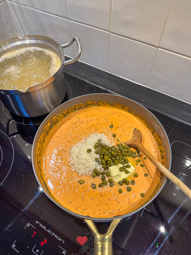 Pasta met tomatenroomsaus en zalm