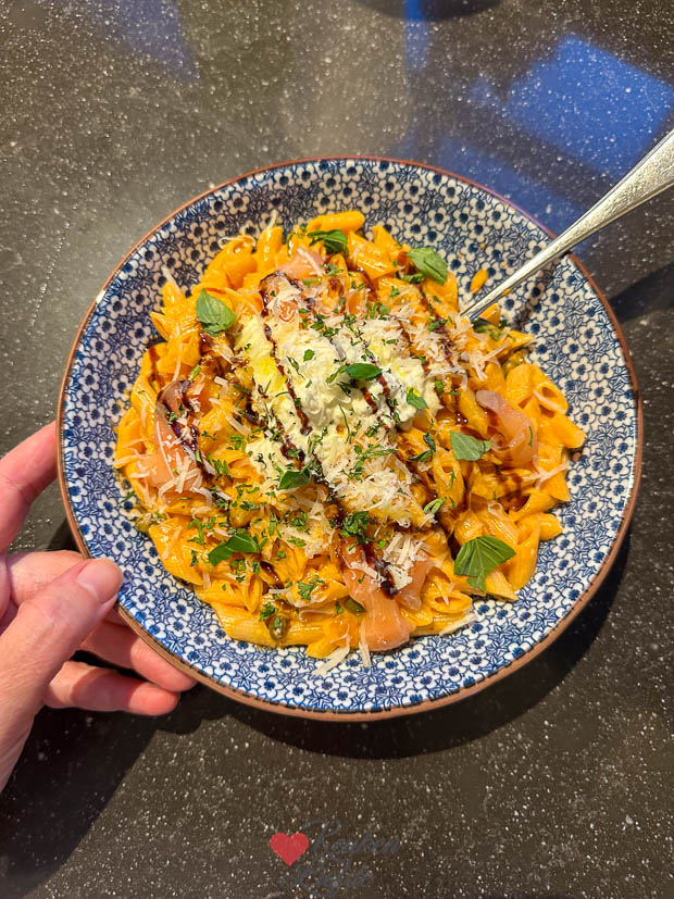 Pasta met tomatenroomsaus en zalm