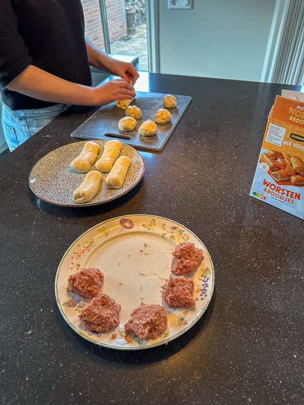 Worstenbroodjes maken