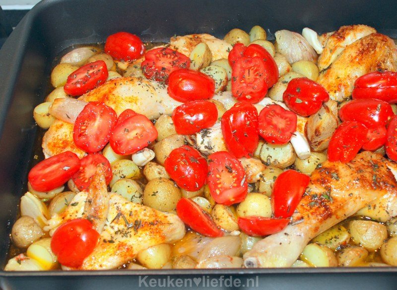 Kip uit de oven met krieltjes en tomaten