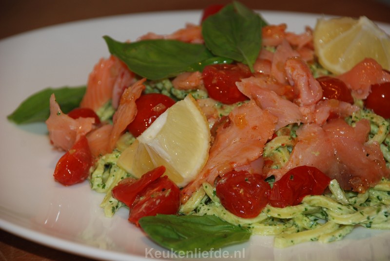 Pasta met rucolapesto, cherrytomaten en gerookte zalm