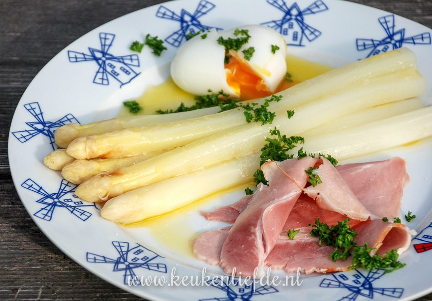 Witte asperges met ham, ei en botersaus