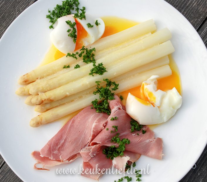 Witte asperges met ham, ei en botersaus