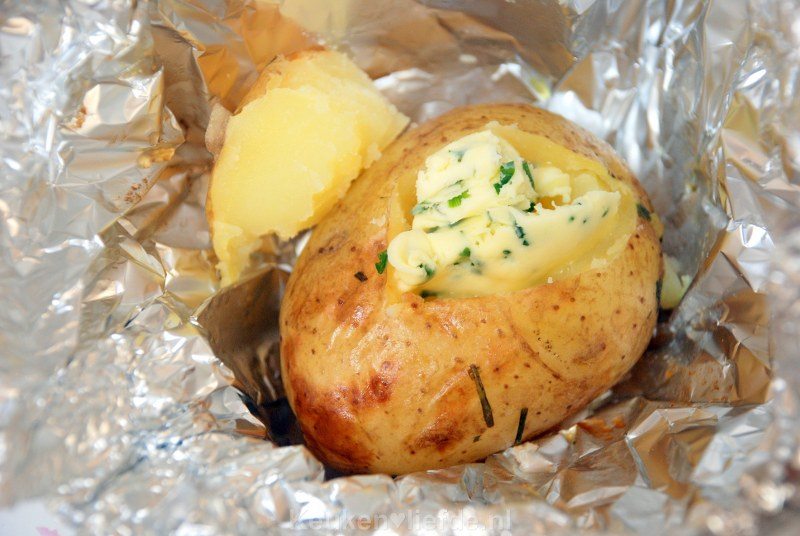 Gepofte aardappel met kruidenboter
