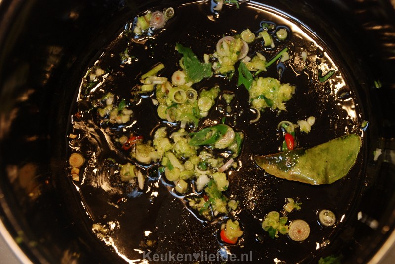 Thaise mosselen met lente-ui en koriandernoedels