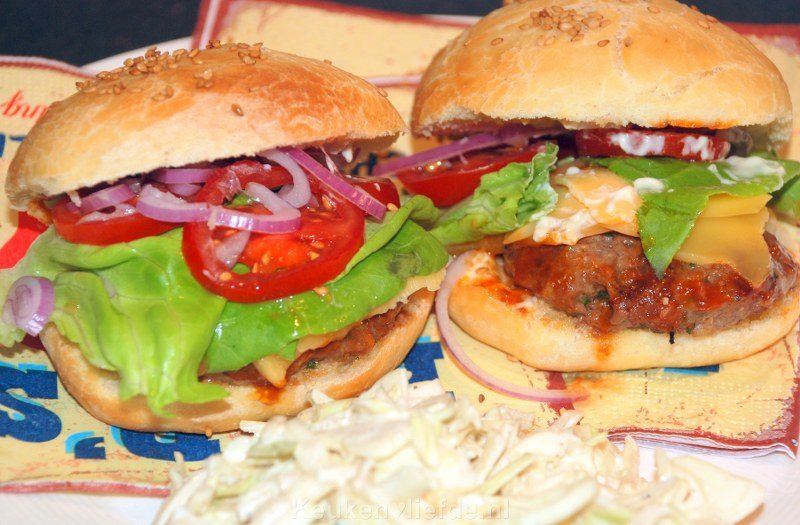 Amerikaanse hamburger met barbecuesaus