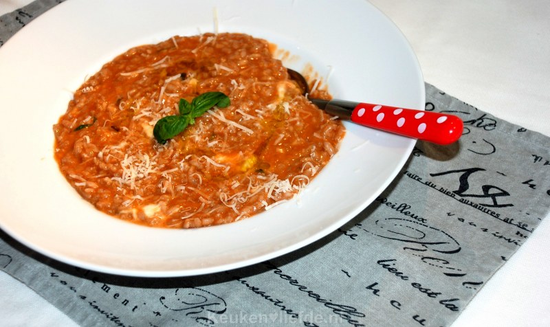 Tomatenrisotto met mozzarella en parmezaan