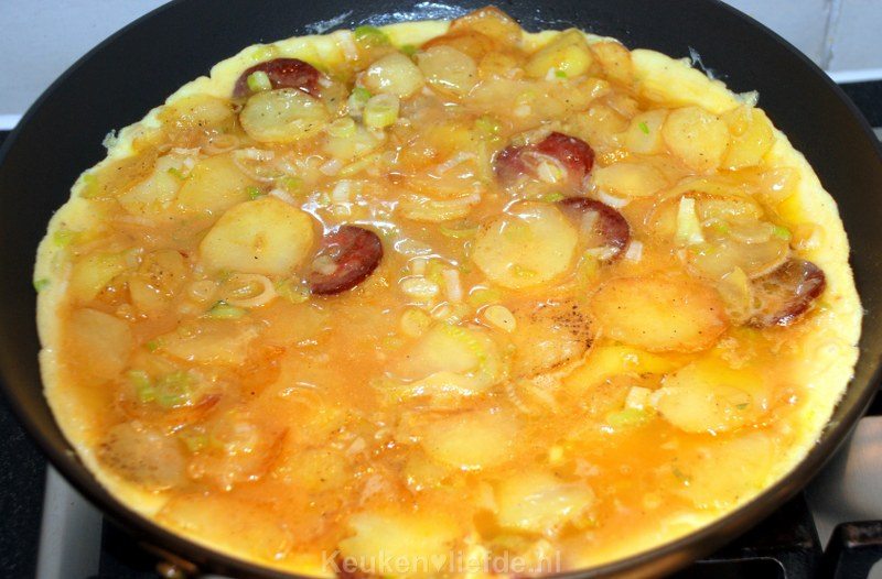 Aardappeltortilla met chorizo en lente-ui
