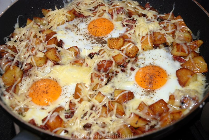 Gebakken aardappels met spek en eieren