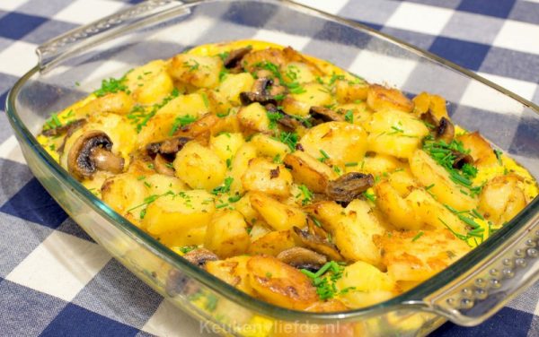 Aardappelschotel met champignons uit de oven