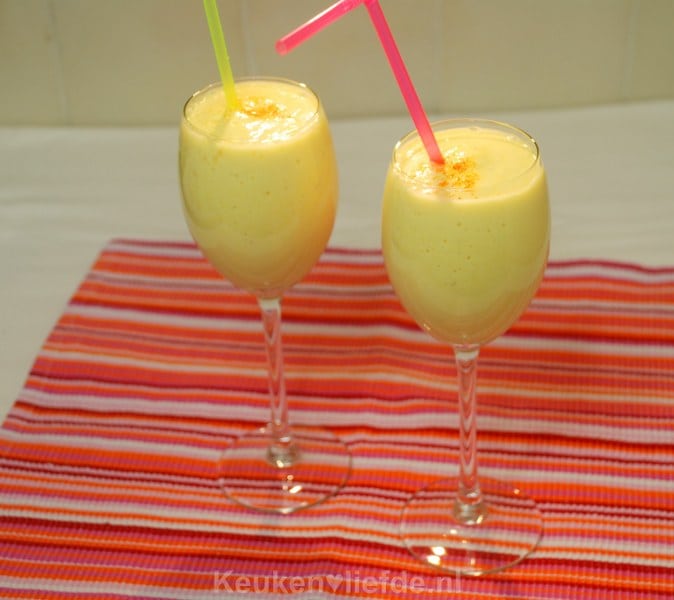 Tropische smoothie met mango en ananas