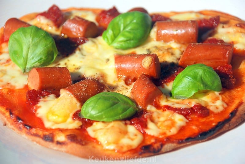 Kinderpizza met chorizo en knakworstjes
