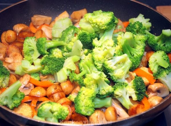 Broccoli-ovenschotel met kip, champignons en krieltjes