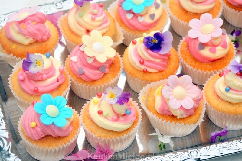 Vrolijke kindertraktatie - bloemen cupcakes