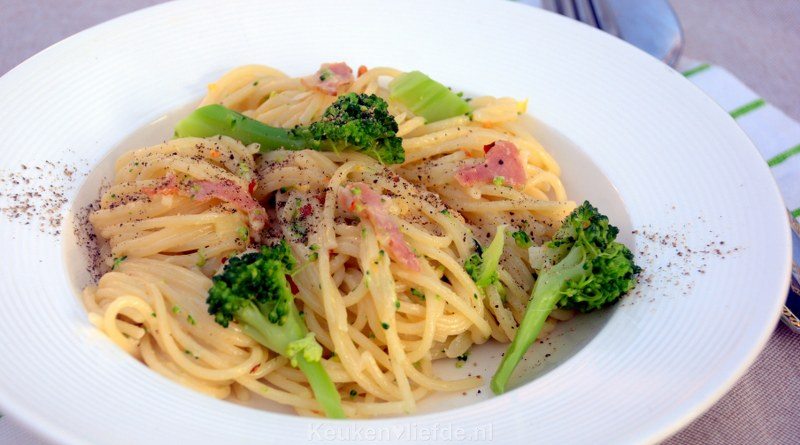Spaghetti carbonara met broccoli en chili