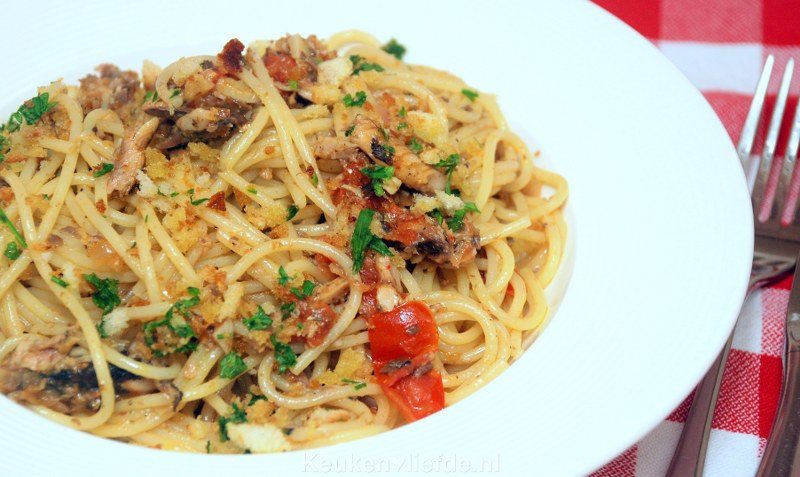 Spaghetti met sardines en peterselie-broodkruim