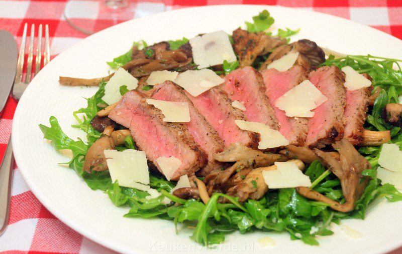 Tagliata met paddenstoelen