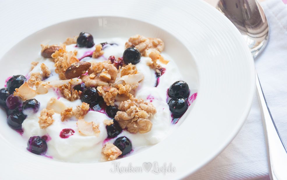 Yoghurt met granola en blauwebessencompote