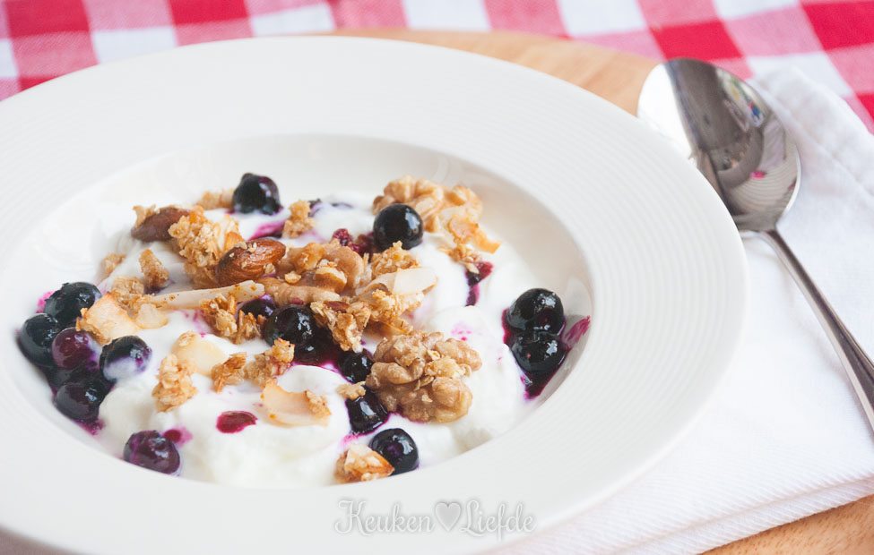 Yoghurt met granola en blauwebessencompote-8631
