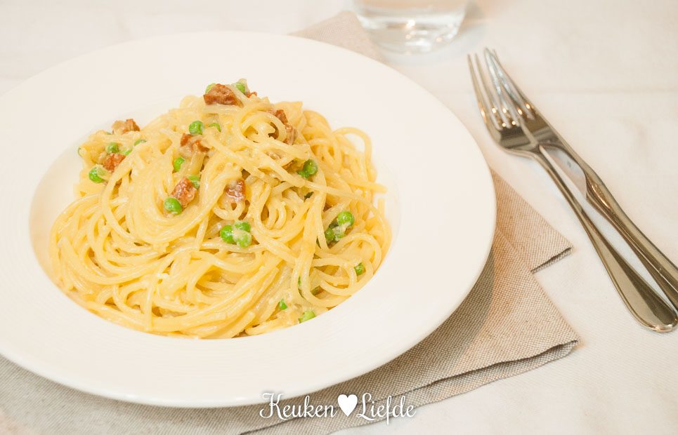 Lekker Snel: spaghetti carbonara met doperwten en chorizo