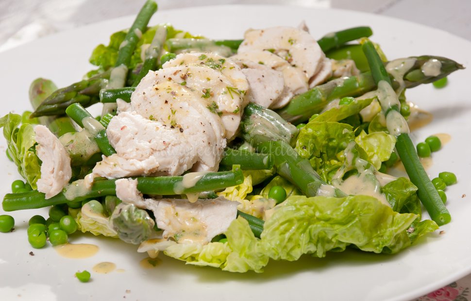 Groene salade met gepocheerde kip