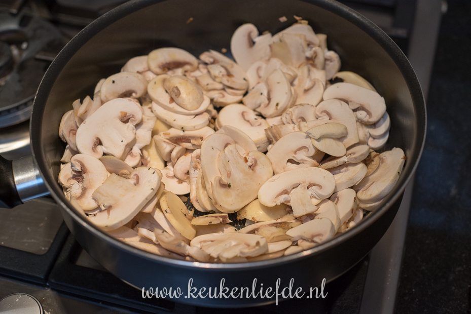 Schnitzel met champignonroomsaus