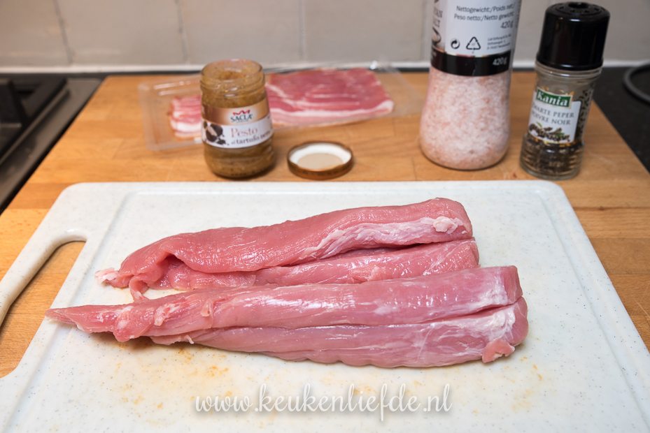 Varkenshaas uit de oven met truffelpesto, spek en champignonsaus