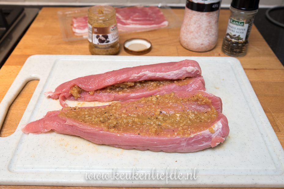 Varkenshaas uit de oven met truffelpesto, spek en champignonsaus