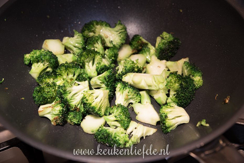 Kip siam met broccoli, paprika en cashew
